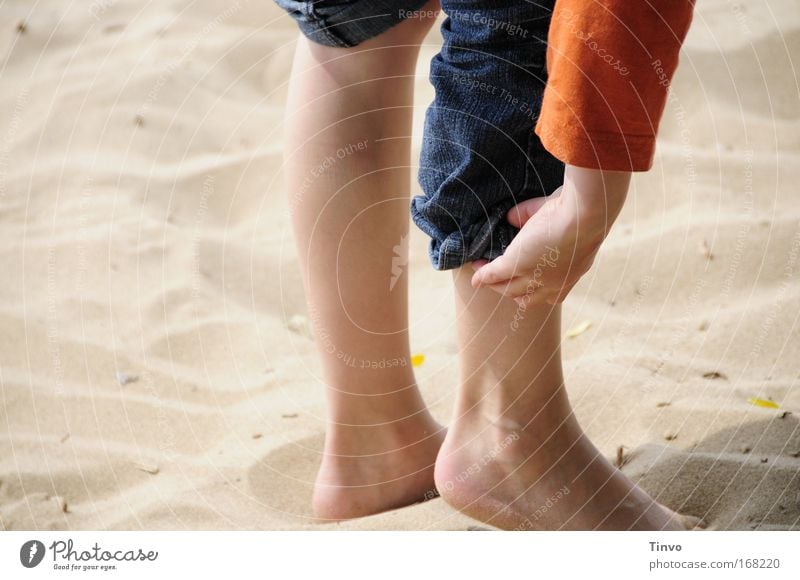 Kind krempelt sich am Strand die Hose hoch Farbfoto mehrfarbig Außenaufnahme Nahaufnahme Textfreiraum links Tag Freizeit & Hobby Ausflug Beine Fuß 1 Mensch