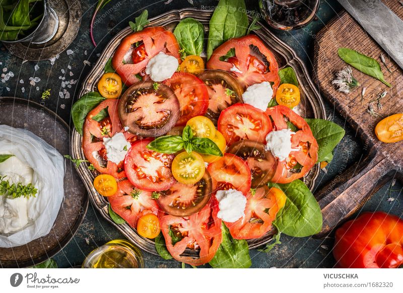 Klassischer Caprese-Salat mit Tomaten und Mozzarella Lebensmittel Käse Gemüse Kräuter & Gewürze Öl Ernährung Mittagessen Bioprodukte Diät Italienische Küche