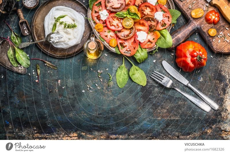 Tomaten Mozzarella Salat mit Besteck Lebensmittel Käse Gemüse Salatbeilage Kräuter & Gewürze Öl Ernährung Mittagessen Büffet Brunch Festessen Bioprodukte