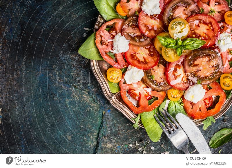 Klassischer Salat mit Tomaten und Mozzarella Lebensmittel Käse Gemüse Salatbeilage Kräuter & Gewürze Öl Ernährung Mittagessen Abendessen Bioprodukte