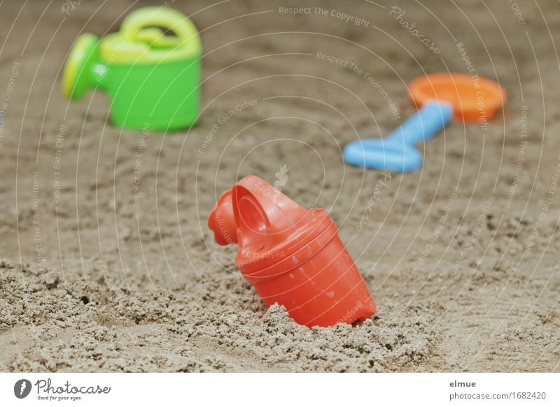 für kurze Menschlein Spielen Ferien & Urlaub & Reisen Sommerurlaub Gießkanne Schaufel Spielzeug Sandspielzeug liegen Fröhlichkeit mehrfarbig Freude