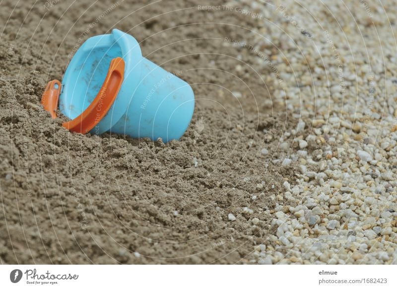 vergessen Spielen Ferien & Urlaub & Reisen Nordsee Ostsee Baggersee Spielzeug Sandkasten matschen liegen klein blau Tatkraft Erholung Kindheit Sandstrand