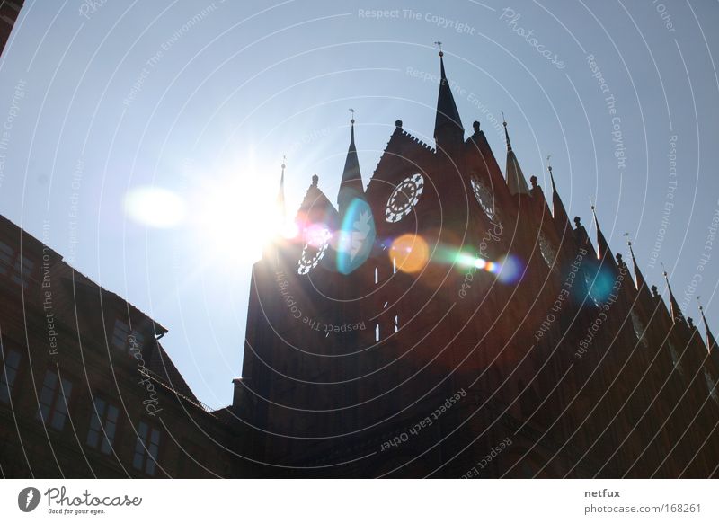 Stralsunder Rathaus Farbfoto Außenaufnahme Menschenleer Tag Licht Sonnenlicht Sonnenstrahlen Gegenlicht Unschärfe Umwelt Himmel Schönes Wetter Deutschland