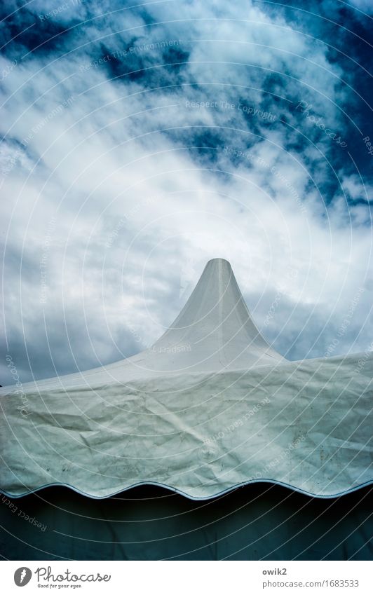 Spitzdach Himmel Wolken Klima Schönes Wetter Pavillon Zelt Zeltplane Bierzelt Kunststoff oben blau Spitze zeigen Farbfoto Außenaufnahme Detailaufnahme