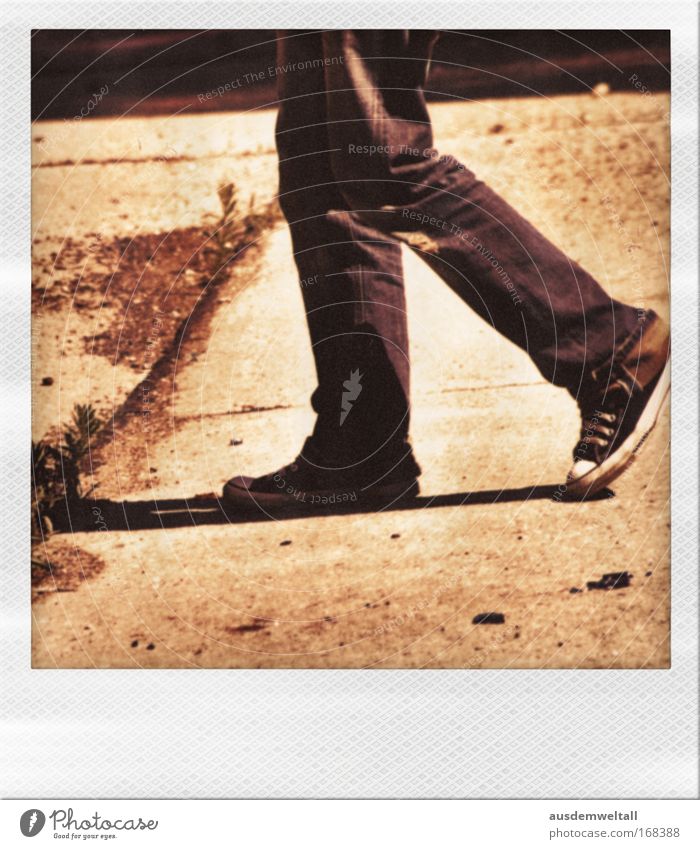 Sideways Farbfoto Gedeckte Farben mehrfarbig Außenaufnahme Nahaufnahme Polaroid Tag Schatten Kontrast Sonnenlicht Mensch maskulin Mann Erwachsene Beine Fuß 1
