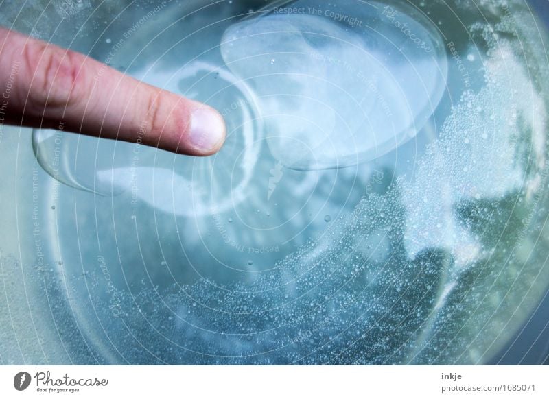gefühlsecht | blaumachen Finger Luft Wasser Kunststoff Wasserblase Luftblase Blase berühren Sinn drücken Beule Versuch wasserbombe Farbfoto Außenaufnahme