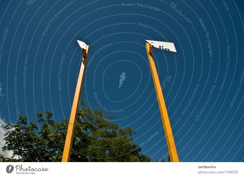 Textfreiraum Schilder & Markierungen Tafel Speisetafel Fahnenmast Mast Transparente Information Aushang Himmel Schönes Wetter Wolkenloser Himmel Blauer Himmel