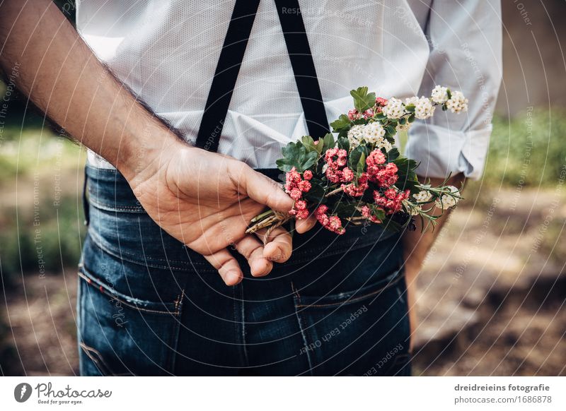 Blumen für die Liebe. Stil Valentinstag Hochzeit Hemd Jeanshose Hosenträger Duft Freundlichkeit Zusammensein Glück einzigartig retro Zufriedenheit Lebensfreude