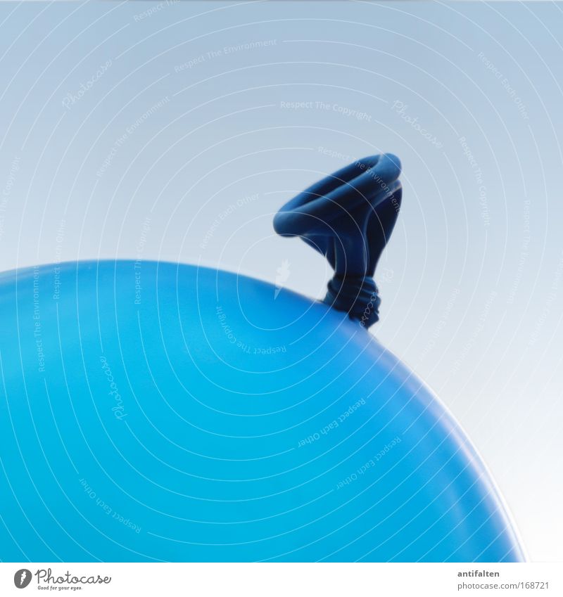 Blue balloon Luftballon blau Farbe Farbfoto Innenaufnahme Nahaufnahme Detailaufnahme Textfreiraum oben Hintergrund neutral Starke Tiefenschärfe