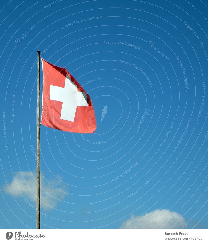 Schweiz im Himmel Ferien & Urlaub & Reisen Tourismus Winter Wolken Schönes Wetter Fahne blau rot weiß Schweizerflagge Fahnenmast himmelblau Wind Farbfoto