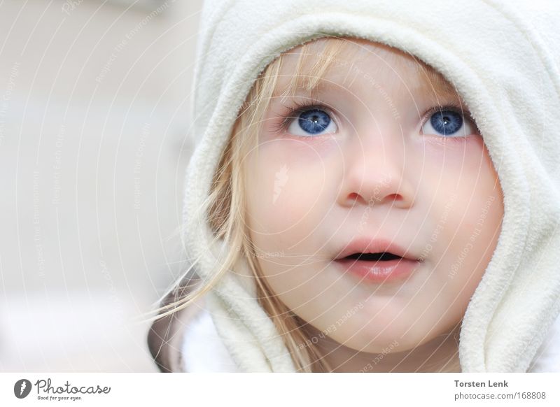 Ohh .... Gesicht Kind Kleinkind Mädchen Kopf Auge 1 Mensch 1-3 Jahre Mütze beobachten berühren entdecken Blick träumen ästhetisch blond schön klein Neugier süß