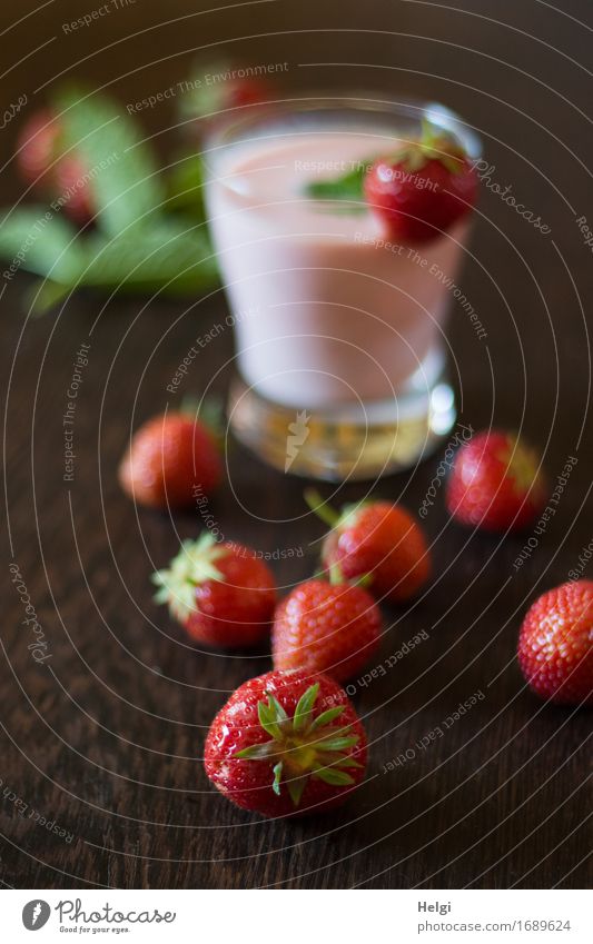 hmmmm...lecker... Lebensmittel Milcherzeugnisse Frucht Kräuter & Gewürze Erdbeeren Minze Ernährung Vegetarische Ernährung Getränk Glas Dekoration & Verzierung
