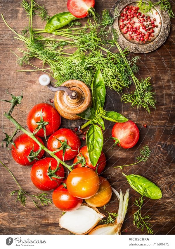 Frische rote Tomaten mit Kräuter Lebensmittel Gemüse Salat Salatbeilage Kräuter & Gewürze Ernährung Bioprodukte Vegetarische Ernährung Diät Italienische Küche
