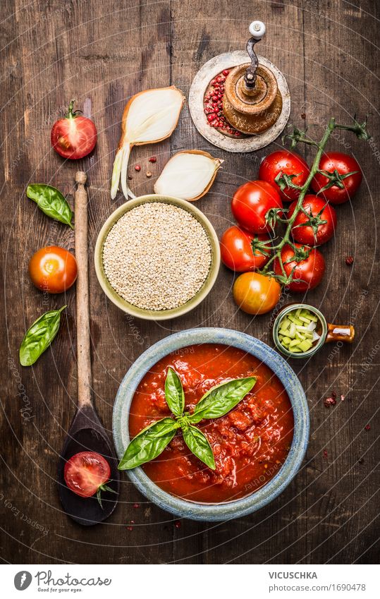 Quinoa mit Tomaten Sauce und frischen Zutaten Lebensmittel Gemüse Getreide Kräuter & Gewürze Ernährung Mittagessen Büffet Brunch Bioprodukte