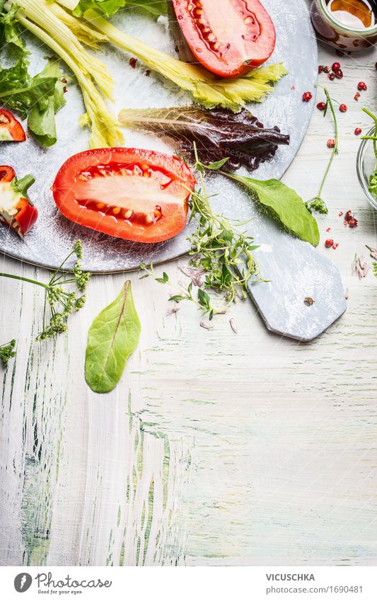 Frische Zutaten für leckeren Salat Lebensmittel Gemüse Salatbeilage Kräuter & Gewürze Ernährung Mittagessen Büffet Brunch Bioprodukte Vegetarische Ernährung