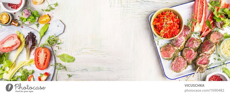 Fleischspieße mit Gemüse und Salat Lebensmittel Salatbeilage Kräuter & Gewürze Ernährung Abendessen Büffet Brunch Festessen Bioprodukte Geschirr Stil Design