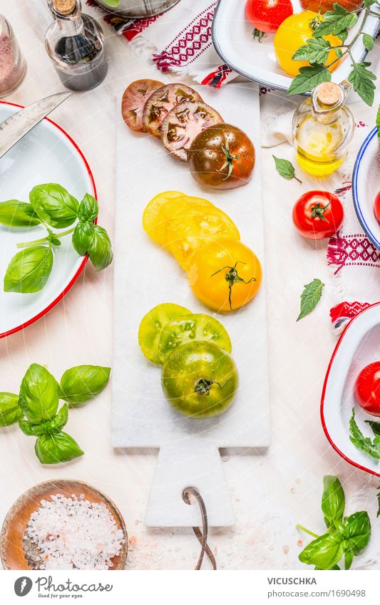 Grüne, gelbe und rote Tomaten auf Marmor Schneidebrett Lebensmittel Gemüse Salat Salatbeilage Kräuter & Gewürze Öl Ernährung Mittagessen Abendessen Büffet