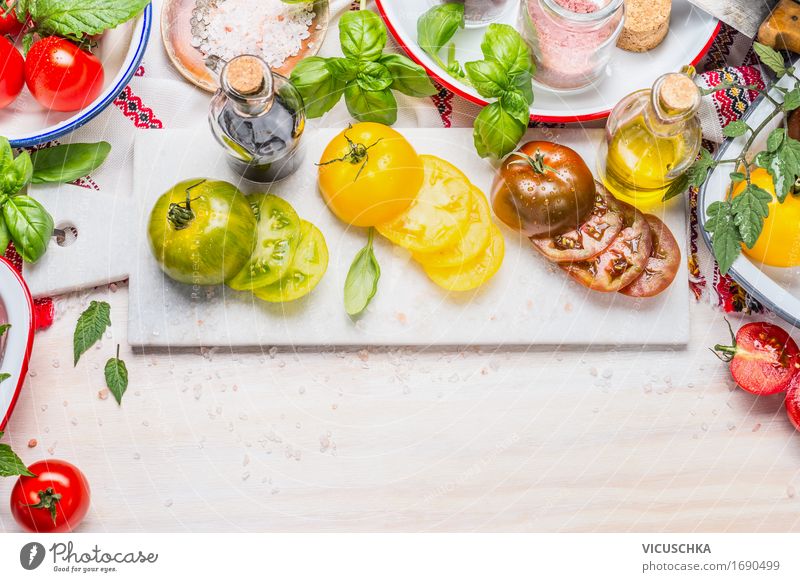 Bunte Tomaten für Salat Lebensmittel Gemüse Salatbeilage Kräuter & Gewürze Öl Ernährung Mittagessen Abendessen Festessen Bioprodukte Vegetarische Ernährung Diät