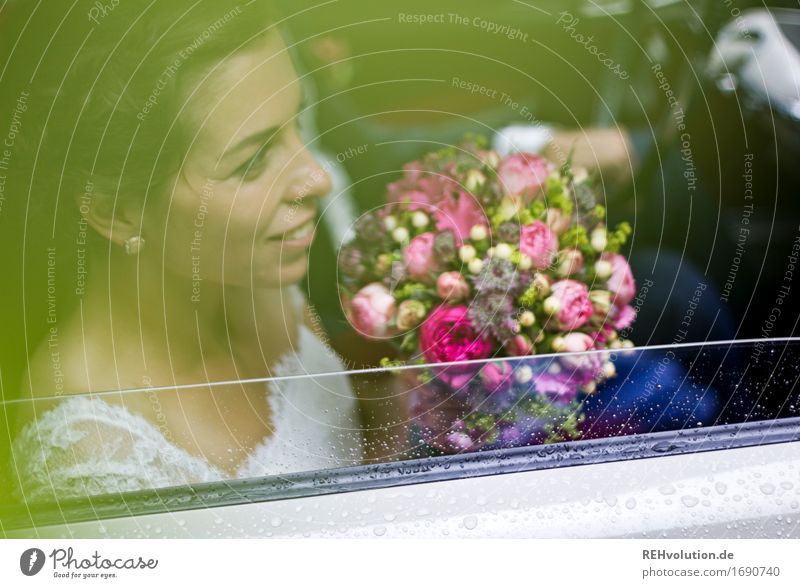 Schönster Tag | im Auto Mensch feminin Junge Frau Jugendliche Erwachsene Paar Gesicht 1 18-30 Jahre Kleid fahren Lächeln schön Gefühle Freude Glück