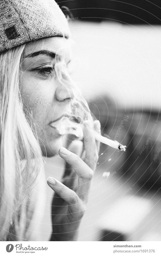 Smoke Lifestyle Rauchen Party Veranstaltung ausgehen Feste & Feiern feminin 1 Mensch Zufriedenheit Stress Duft Enttäuschung Freiheit Gelassenheit genießen