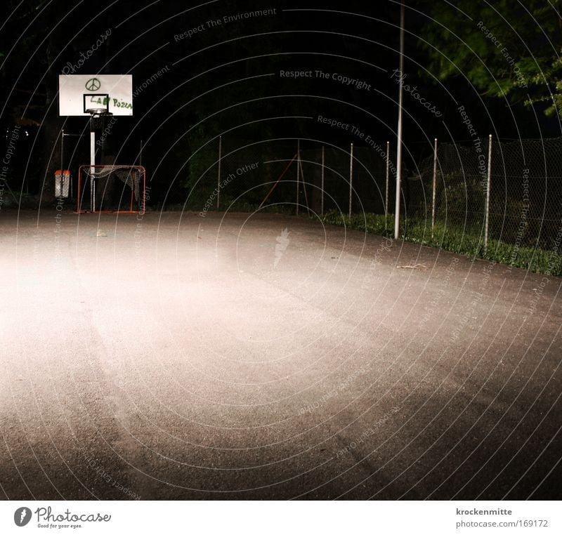 Nachtspielzeit Farbfoto Außenaufnahme Abend Langzeitbelichtung Spielen Basketball Basketballfeld Basketballplatz Sportstätten Menschenleer Platzangst