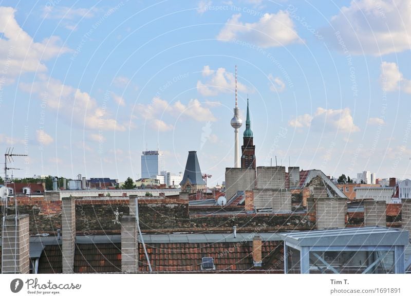 Berlin 2016 Berliner Fernsehturm Prenzlauer Berg Stadt Hauptstadt Stadtzentrum Altstadt Skyline Menschenleer Dach Schornstein Antenne Horizont Himmel Wolken
