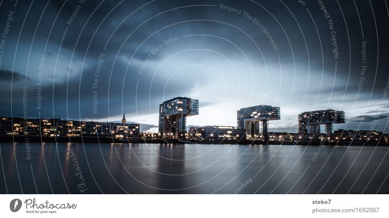 &#915; &#915; &#915; schlechtes Wetter Regen Fluss Rhein Köln Skyline Hochhaus Wahrzeichen Hafen glänzend maritim modern Stadt Gedeckte Farben Außenaufnahme