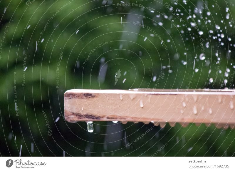 Regen Bewässerung Garten gießen Hintergrundbild Schrebergarten Klima Menschenleer Rasensprenger Regenwasser stark Textfreiraum Wasser Wassertropfen Wetter Tisch