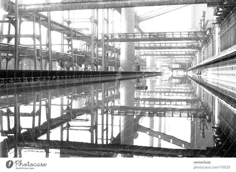 oben-kokerei-unten schwarz weiß Industrie Schwarzweißfoto Industrieanlage industriell Wasserspiegelung Zentralperspektive Industriefotografie Industriebau