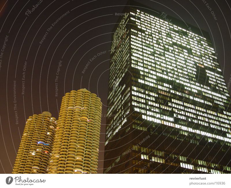 MarinaCity vs. IBM Chicago Hochhaus Nacht Langzeitbelichtung Amerika Architektur Marina City Mies van der Rohe modern