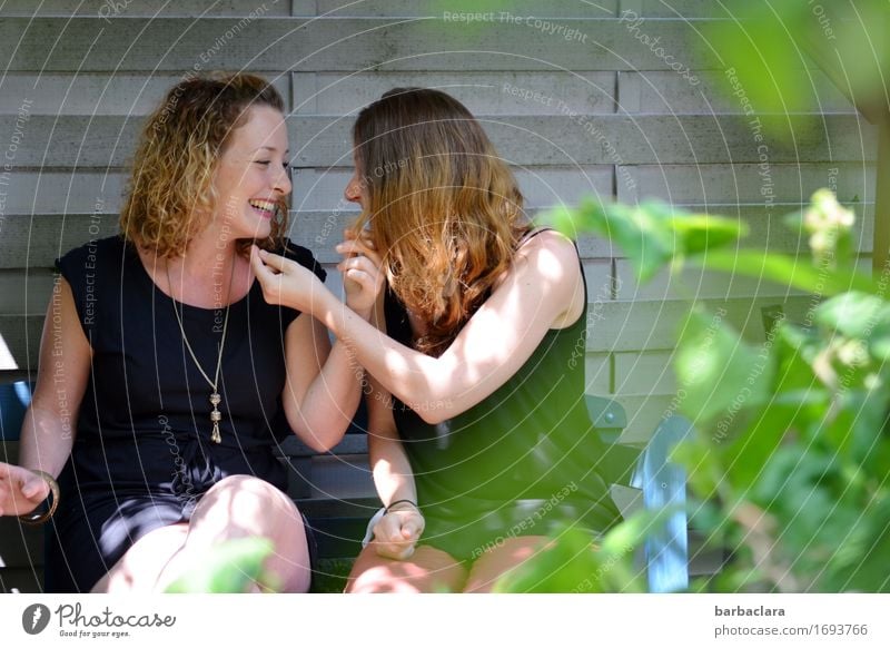 Nächstenliebe | Kontakt pflegen feminin Frau Erwachsene 2 Mensch Sommer Pflanze Sträucher Mauer Wand Fassade Garten Locken Gartenbank berühren genießen lachen