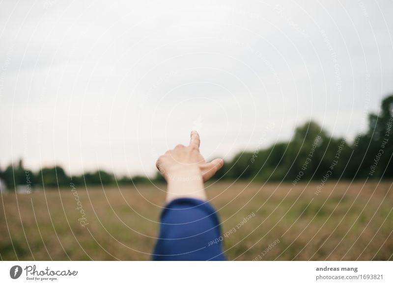 #318 / Zeigen Arme Hand Finger Blick Ferne frei Vorfreude Begeisterung Neugier Interesse Beginn entdecken Hoffnung Horizont planen Ziel Zukunft zeigen Farbfoto