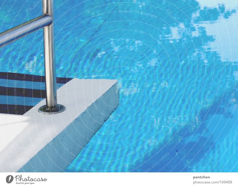 Ein Meter Brett und Schwimmbecken mit Wasser im Freibad Muster Schatten Freizeit & Hobby Ferien & Urlaub & Reisen Tourismus Sommer Sportstätten Schwimmbad