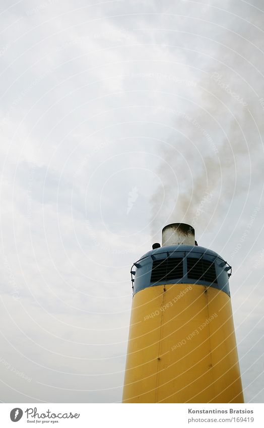 töff...töff... Farbfoto Außenaufnahme Menschenleer Textfreiraum links Textfreiraum oben Textfreiraum Mitte Tag Himmel Wolken schlechtes Wetter Schifffahrt