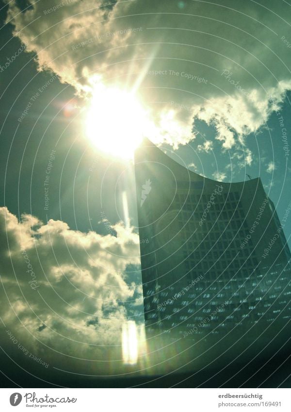* Sunscraper Himmel Wolken Hochhaus Turm Gebäude Architektur Wahrzeichen blau Weisheit Rundfunkanstalt Leipzig Gedeckte Farben Außenaufnahme Experiment