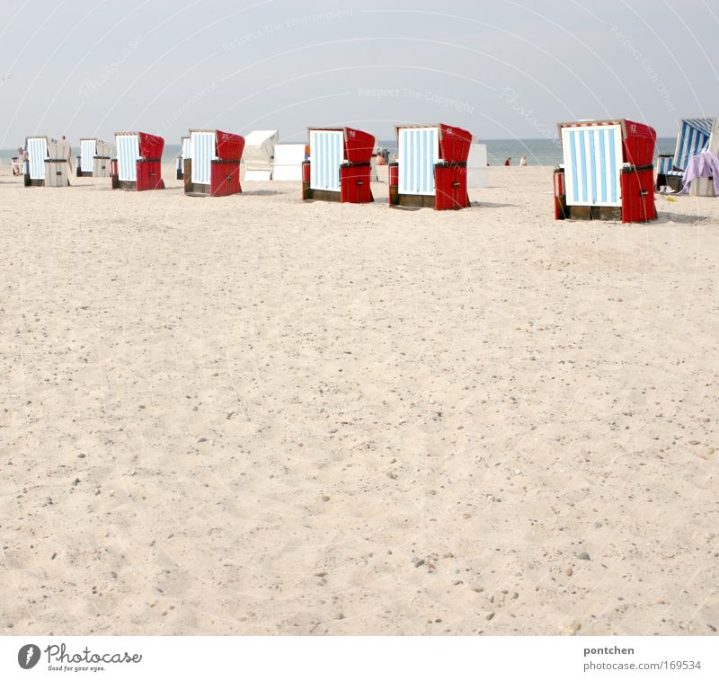 Badeurlaub. Strandkörbe stehen aufgereiht am Strand von Warnemünde Wellness Leben Wohlgefühl Erholung Kur Ferien & Urlaub & Reisen Tourismus Ausflug Meer