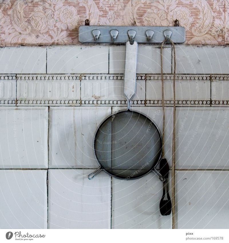 ausgesiebt Sieb 7 Trennung verlassen verfallen Fliesen u. Kacheln Tapete Muster rosa alt Haushalt Küche Wand kochen & garen Familie Nudeln Ruine Kabel Haken