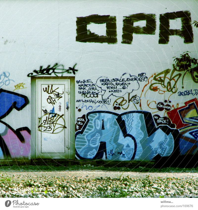 OPA und die jugend Graffiti Schriftzeichen Wort Text Großvater Kunst Subkultur Mauer Wand Fassade Tür mehrfarbig Kommunizieren Jugendclub Seniorenheim