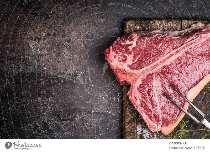 T-Bone Steak mit Fleischgabel auf altem Schneidebrett Lebensmittel Kräuter & Gewürze Ernährung Abendessen Festessen Geschäftsessen Bioprodukte Gabel Stil Design