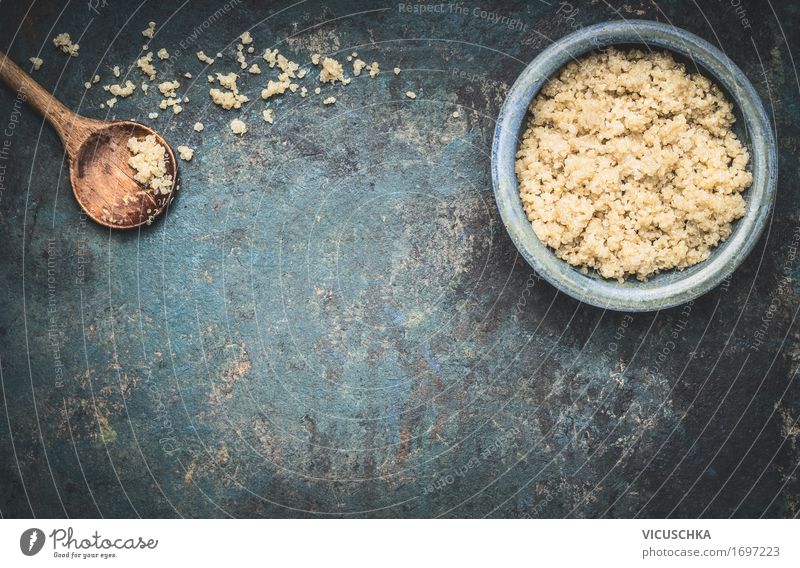 Gekochtes Quinoa in Schüssel mit Kochlöffel Lebensmittel Getreide Ernährung Bioprodukte Vegetarische Ernährung Diät Schalen & Schüsseln Löffel Stil Design