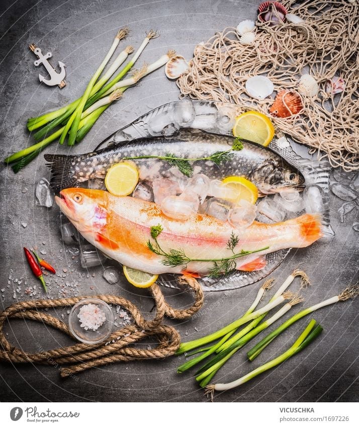 Rohe Forellen in Glasschale mit Eiswürfeln Lebensmittel Fisch Gemüse Kräuter & Gewürze Ernährung Festessen Bioprodukte Vegetarische Ernährung Diät Geschirr
