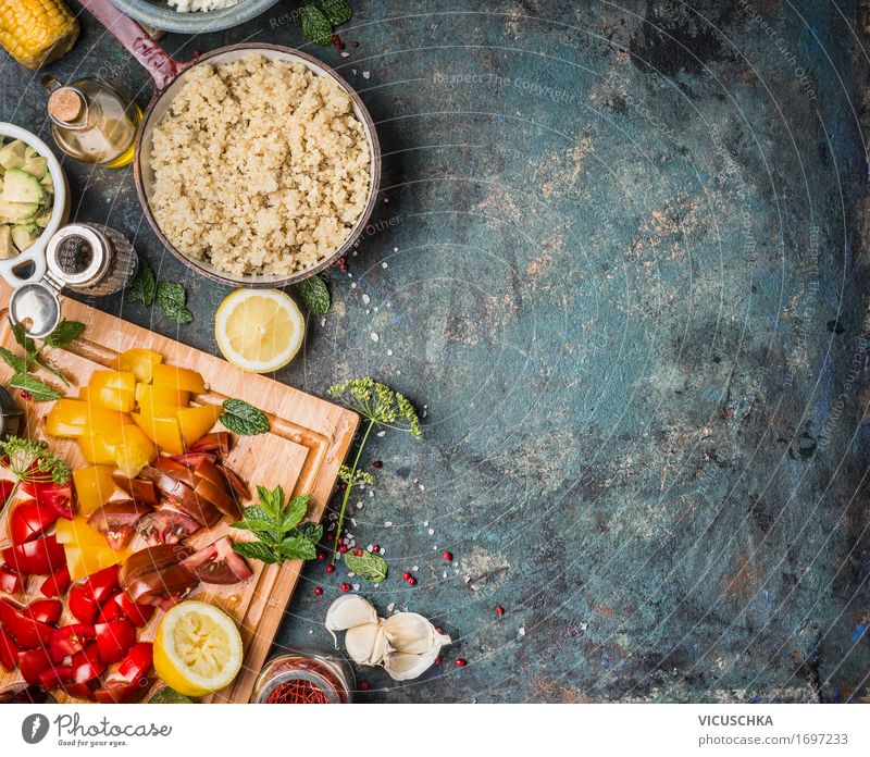 Gekochte Quinoa in Kochtopf mit frischen Zutaten für Salat Lebensmittel Gemüse Salatbeilage Getreide Kräuter & Gewürze Öl Ernährung Mittagessen Abendessen