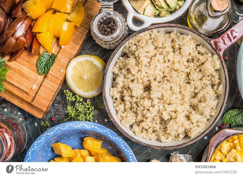 Gekochte Quinoa in altem Topf und vegetarische Zutaten Lebensmittel Gemüse Frucht Getreide Kräuter & Gewürze Öl Ernährung Mittagessen Abendessen Büffet Brunch