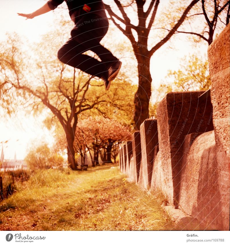 [[HH04.09] hüüühüpf springen Lomografie hüpfen fliegen fallen Mauer Gras Rasen Freude Mann Turnschuh Baum Alster Mittelformat analog elegant hoch Akrobatik
