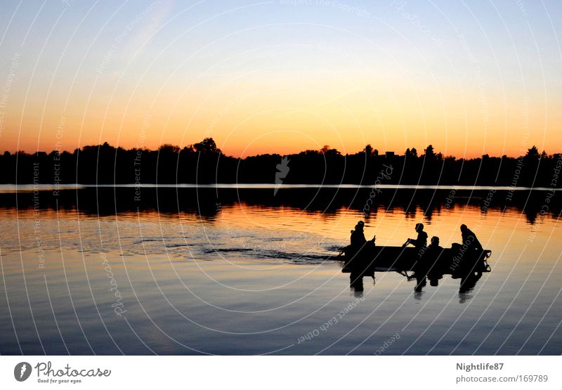 Bootstour am Abend Farbfoto Außenaufnahme Textfreiraum oben Dämmerung Licht Schatten Kontrast Reflexion & Spiegelung Sonnenlicht Sonnenaufgang Sonnenuntergang