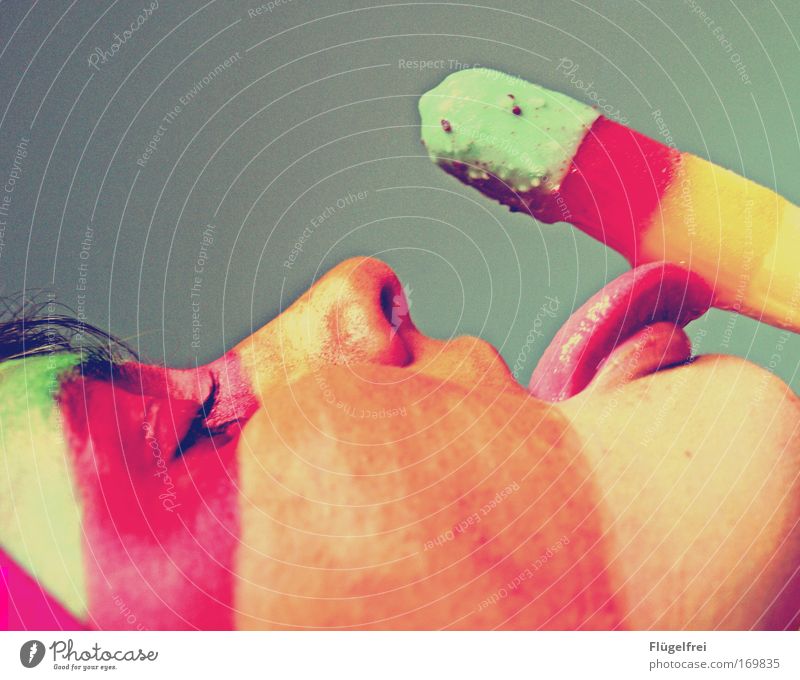 Nein, tu es niiicht! – Zu spät! feminin Junge Frau Jugendliche 1 Mensch Essen genießen färben Kaktuseis gestreift mehrfarbig Kontrast Wassereis rot gelb orange
