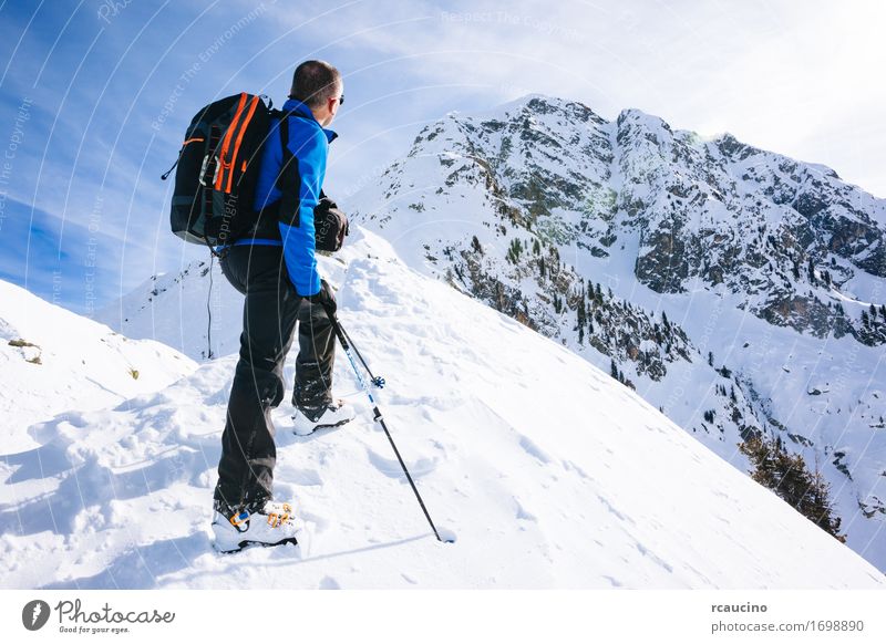 Winterurlaub: Bergsteiger macht eine Pause Freude Ferien & Urlaub & Reisen Tourismus Ausflug Abenteuer Expedition Schnee Berge u. Gebirge wandern Sport Mensch