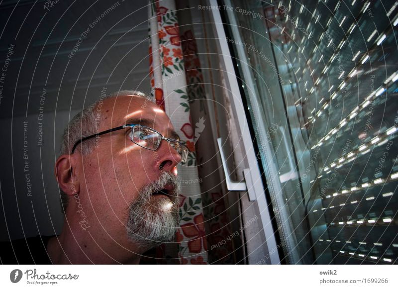 Fernglas holen maskulin Kopf 1 Mensch 45-60 Jahre Erwachsene Fenster Jalousie Raum Zimmerdecke Vorhang Griff beobachten Blick Neugier Angst Unglaube verstört