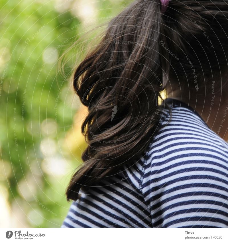 Mädchen im Park Farbfoto mehrfarbig Außenaufnahme Nahaufnahme Detailaufnahme Textfreiraum links Tag Haare & Frisuren brünett langhaarig Zopf Optimismus schön
