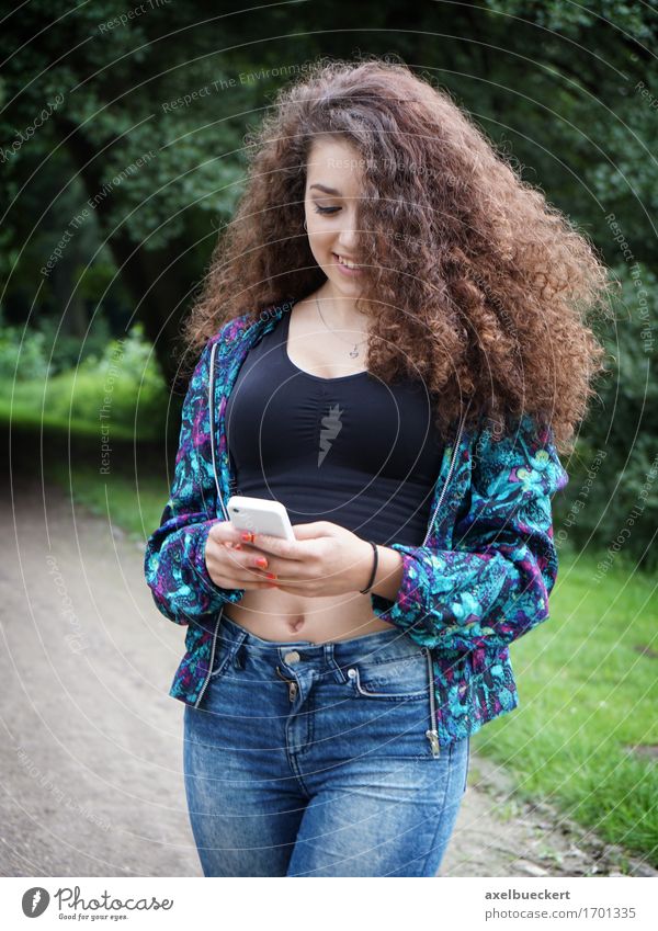 weiblicher Teenager mit Smartphone Lifestyle Freude Freizeit & Hobby Telefon Handy Technik & Technologie Telekommunikation Internet Mensch feminin Mädchen